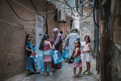 Mujeres y niñas palestinas, en Burj Al Barajne.