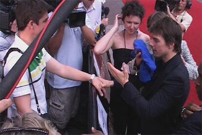 Tom Cruise se seca la cara tras sufrir una broma pesada en Londres.