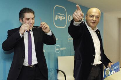 Eladio Fernández y José Manuel Baltar, ayer en la sede del PP de Ourense, donde se anunció el nuevo fichaje.