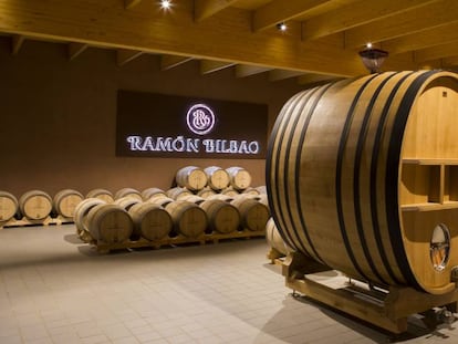 Interior de la bodega Ramón Bilbao.