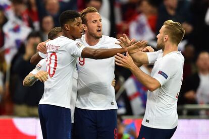 Marcus Rashford, celebra con sus compañeros la consecución del primer gol del partido.