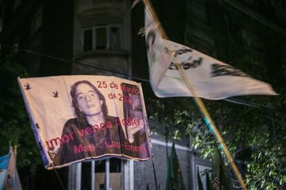El recuerdo también fue para el expresidente Néstor Kirchner (2003-2007) en una pancarta con una foto de juventud.
