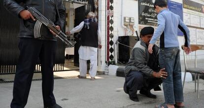 Registros a la entrada de una mezquita chií en Islamabad.
