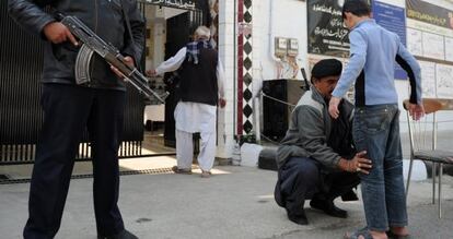 Registros a la entrada de una mezquita chi&iacute; en Islamabad.