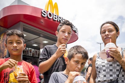 Susi, una cuidadora de 33 años, lleva a sus hijos, Vitro, de 14, Wesley y Diogo, ambos de 10, a su primera visita al McDonald's de Cidade Tiradentes.