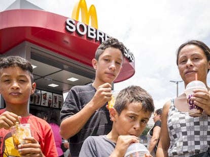 Susi, una cuidadora de 33 años, lleva a sus hijos, Vitro, de 14, Wesley y Diogo, ambos de 10, a su primera visita al McDonald's de Cidade Tiradentes.
