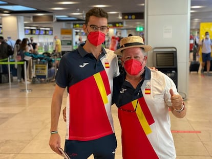 El marchador Álvaro Martín y su entrenador, José Antonio Carrillo, camino de Japón.