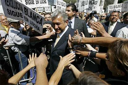 El candidato de la izquierda, Andrés López Obrador, saluda a sus seguidores en el centro de Ciudad de México.