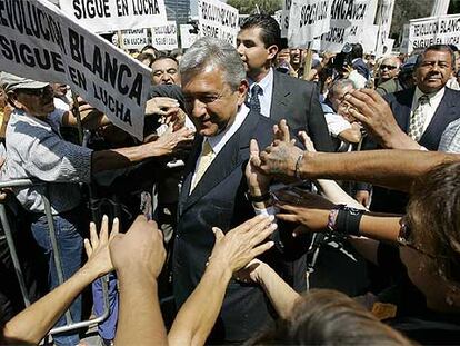 El candidato de la izquierda, Andrés López Obrador, saluda a sus seguidores en el centro de Ciudad de México.