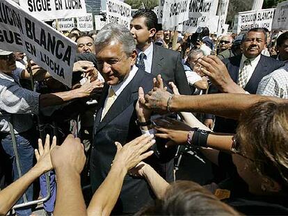 El candidato de la izquierda, Andrés López Obrador, saluda a sus seguidores en el centro de Ciudad de México.