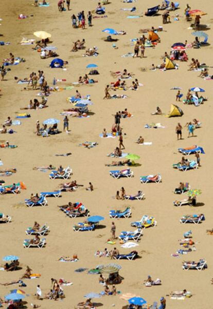 Imagen de la playa de Las Teresitas, en la isla de Tenerife. Miles de personas intentan mitigar estos días los efectos del calor con baños en el mar.