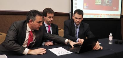 El director de Marketing del BEC, Mario Goffard, en el centro, y los empresarios vascos Rafael Aranzabal (izquierda)) y Mikel Artola, este jueves en Monterrey, en un acto informativo de la Bienal de Maquina-Herramienta, que se celebrará en junio en BEC.