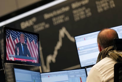 Un operador atento a un discurso de Trump