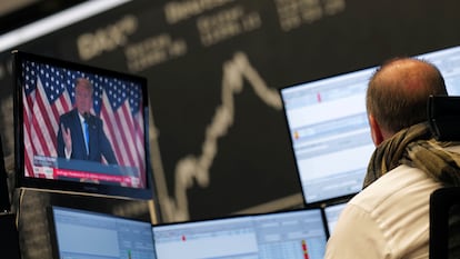 Un operador atento a un discurso de Trump