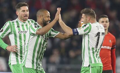 Sidnei y Joaquín, con Javi García tras ellos, celebran el segundo gol del Betis en Rennes