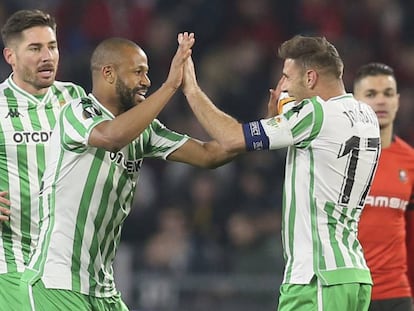 Sidnei y Joaquín, con Javi García tras ellos, celebran el segundo gol del Betis en Rennes