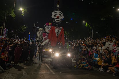 La Megaprocesión estuvo encabezada por figuras gigantescas transportadas en vehículos motorizados. Las efigies representaban a personajes icónicos mexicanos como Frida Kahlo, Cepellín y Blue Demon.