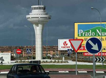 Glorieta de Brunete que luce una réplica de la torre de control del aeropuerto de Barajas.