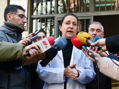 La secretaria general de la Asociación de Médicos y Titulados Superiores de Madrid (AMYTS), Ángela Hernández, atiende el jueves a los medios en la sede del sindicato en el centro de Madrid.