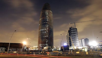 La torre Agbar, en construcció, el 2004.