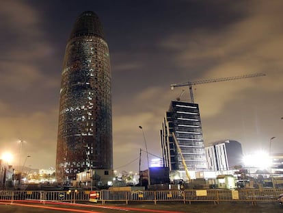 La torre Agbar, en construcci&oacute;n, en 2004