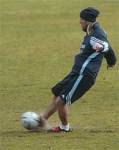 Beckham se entrena ayer en Las Rozas con un gorro para protegerse del frío.