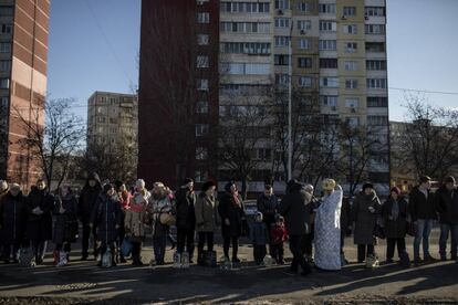 Un sacerdote de la Iglesia Ortodoxa de Ucrania  de la Patriarquía de Moscú bendice agua para los vecinos del distrito de Dniprovski, en Kiev.