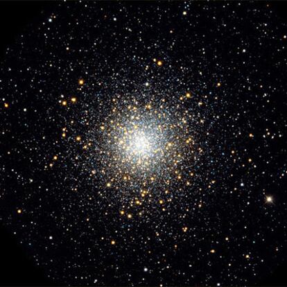 El cúmulo globular M10, en la constelación Ophiuchus, se puede observar con prismáticos.