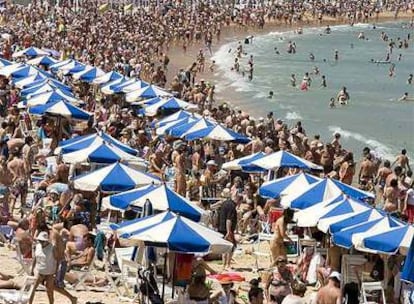 La playa de San Sebastián, atestada de bañistas, el pasado junio.