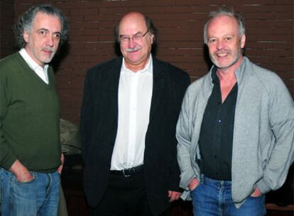 De izquierda a derecha, Fernando Trueba, Antonio Skármeta y Michael Radford, ayer en Casa de América.