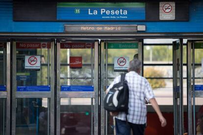 Un hombre entra a la estación de La Peseta, en la línea 11 del metro de Madrid. 
 