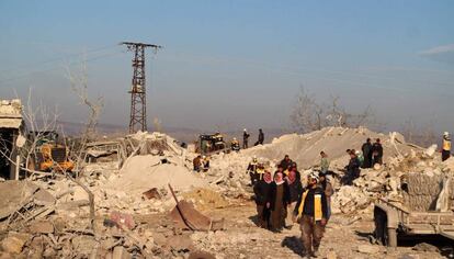 Ruinas en la ciudad siria de Idlib tras un ataque aéreo, el jueves.