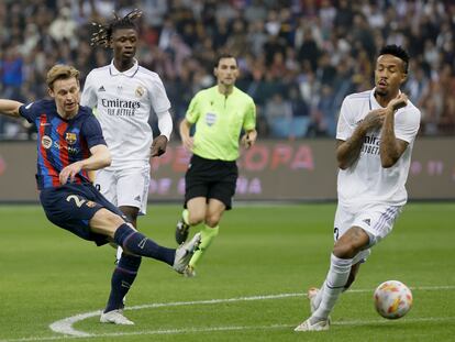 De Jong golpea el balón ante Militao y Camavinga durante la final de la Supercopa de España, disputada el pasado mes de enero en Arabia Saudí.