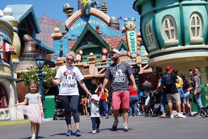 Adrián Rodríguez y Gosi Bendrat, autores del blog Mola Viajar, con sus hijos, Daniela y Oliver, en el parque de atracciones de Disneyland en Anaheim (Los Ángeles).