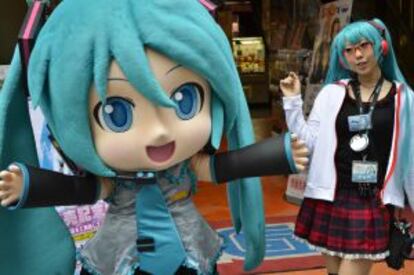 El personaje de Hatsune Miku inspira un juego de disfraces ('cosplay') en Tokio.