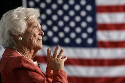 Barbara Bush, escucha a su hijo, George W. Bush, mientras interviene en un acto en Orlando (EE UU), el 18 de marzo de 2005.