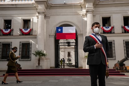 El presidente de Chile, Gabriel Boric, posa para los fotógrafos en La Moneda, el 12 de marzo de 2022.