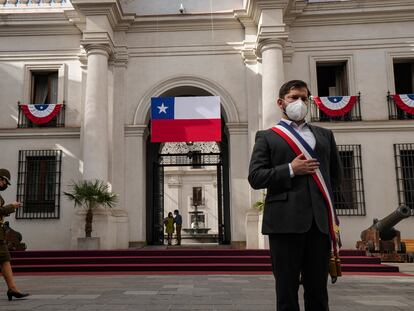 El presidente de Chile, Gabriel Boric, posa para los fotógrafos en La Moneda, el 12 de marzo de 2022.