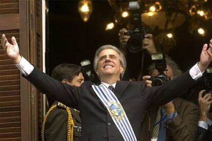 El nuevo presidente de Uruguay, Tabaré Vázquez, saluda desde tras la investidura.