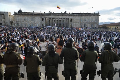 Estudiantes se manifiestan contra una reforma educativa en Bogotá, el 26 de octubre.