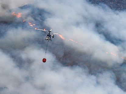 Helicópteros contra incendio intentando apagar el fuego de la Sierra Bermeja, visto desde el cerro de la Silla de los Huesos, a 13 de septiembre 2021 en Casares (Málaga) Andalucía
13 SEPTIEMBRE 2021
Álex Zea / Europa Press
13/09/2021