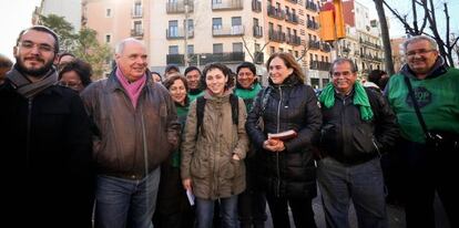 Ada Colau, en el centro de la imagen, con un abrigo negro, junto al resto de miembros de la PAH.