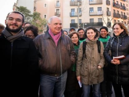 Ada Colau, en el centro de la imagen, con un abrigo negro, junto al resto de miembros de la PAH.