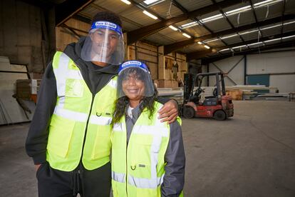 Rashford y su madre visitan un banco de alimentos en Manchester la semana pasada.