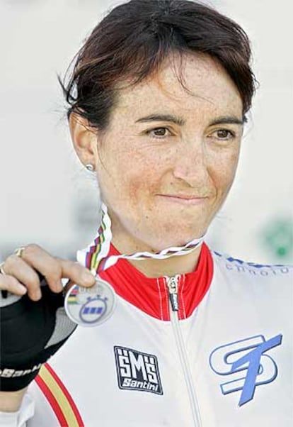 Joane Somarriba muestra orgullosa su medalla de plata.