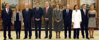 Valeriano Gómez, Trinidad Jiménez, Manuel Chaves, José Luis Rodríguez Zapatero, don Juan Carlos, doña Sofía, Alfredo Pérez Rubalcaba, Rosa Aguilar, Ramón Jáuregui y Leire Pajín, tras prometer sus cargos en La Zarzuela.