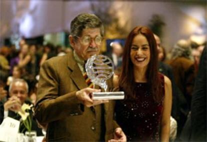 Alfredo Bryce Echenique, ganador del Premio Planeta, y la finalista, Maria de la Pau Janer, ayer en Barcelona tras recibir el galardón.