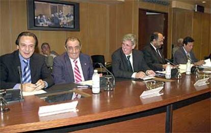 Directivos de la Liga en su asamblea de ayer (de izquierda a derecha): Tony Fidalgo, J. J. Hidalgo, Pedro Tomás, Carlos del Campo y Manuel Gurruchaga.