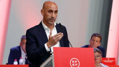 MADRID, 25/08/2023.- El presidente de la Real Federación Española de Fútbol, Luis Rubiales, durante su intervención en la Asamblea General de dicho organismo en la que ha anunciado que no dimitirá de su cargo tras la polémica por el beso que dio a la futbolista Jenni Hermoso al ganar el Mundial femenino, que ha definió como "espontáneo, mutuo, eufórico y consentido" aunque ha pedido disculpas "por el contexto en el que se produjo".. EFE/ RFEF/Eidan Rubio/SOLO USO EDITORIAL/SOLO DISPONIBLE PARA ILUSTRAR LA NOTICIA QUE ACOMPAÑA (CRÉDITO OBLIGATORIO)
