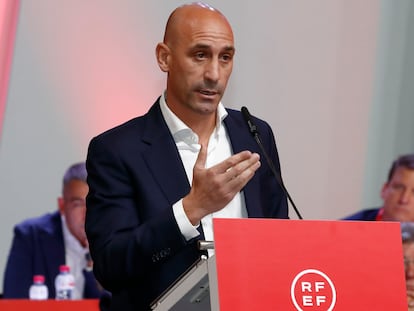 MADRID, 25/08/2023.- El presidente de la Real Federación Española de Fútbol, Luis Rubiales, durante su intervención en la Asamblea General de dicho organismo en la que ha anunciado que no dimitirá de su cargo tras la polémica por el beso que dio a la futbolista Jenni Hermoso al ganar el Mundial femenino, que ha definió como "espontáneo, mutuo, eufórico y consentido" aunque ha pedido disculpas "por el contexto en el que se produjo".. EFE/ RFEF/Eidan Rubio/SOLO USO EDITORIAL/SOLO DISPONIBLE PARA ILUSTRAR LA NOTICIA QUE ACOMPAÑA (CRÉDITO OBLIGATORIO)
